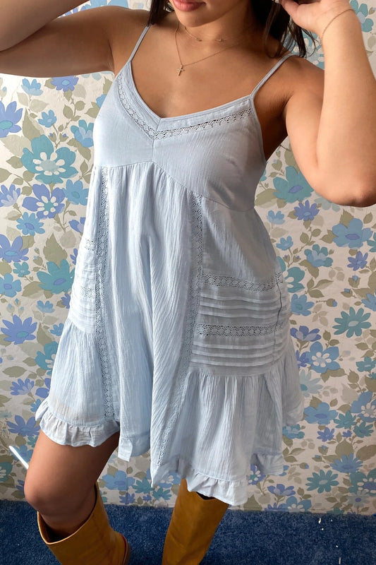 Creamon - Dejavu Lacey Crinkle Texture Mini Dress: POWDER BLUE