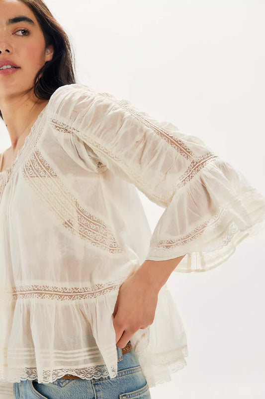 Free People-SHES A ROMANTIC TOP
