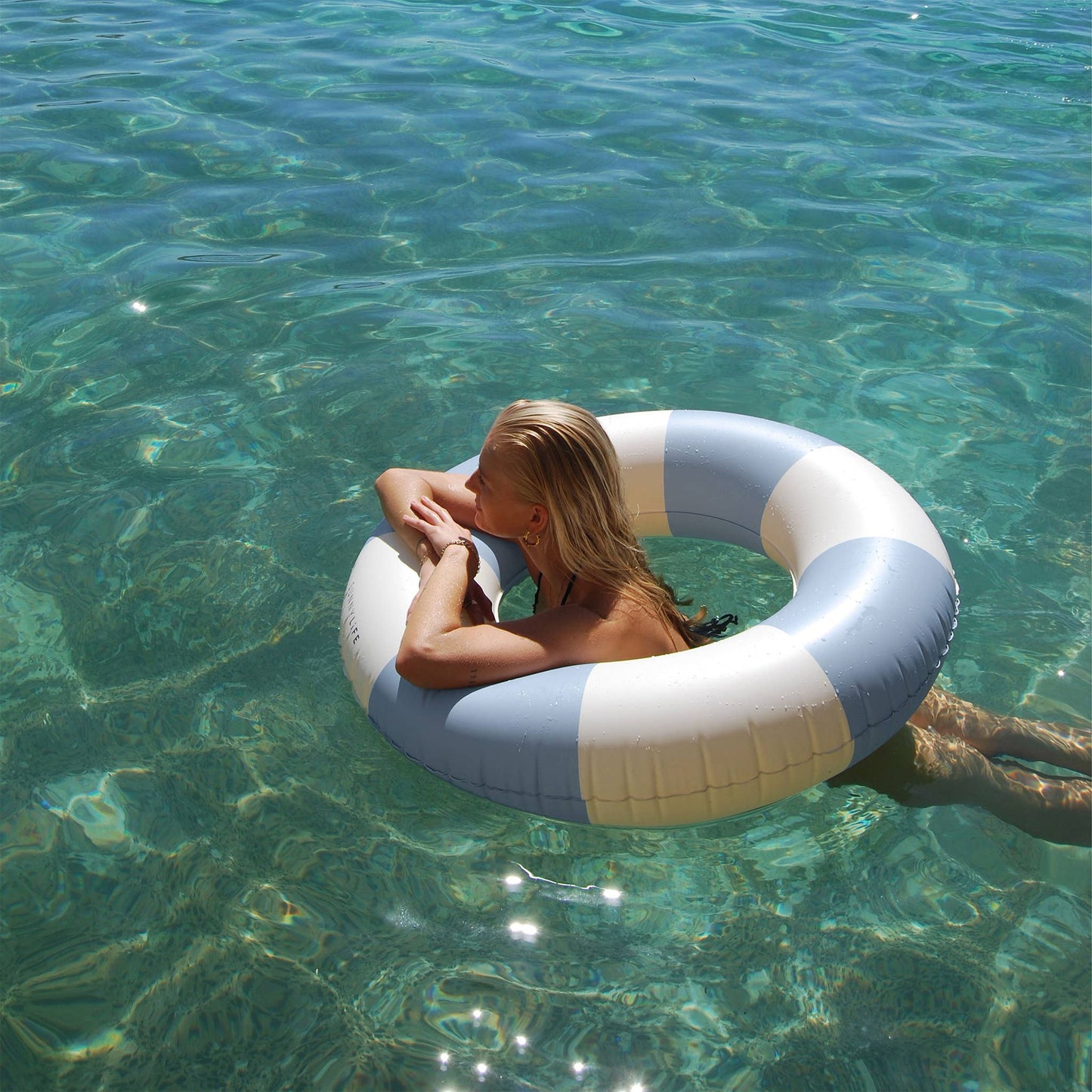 Sunnylife - Slim Tube Pool Ring La Mer Med Blue